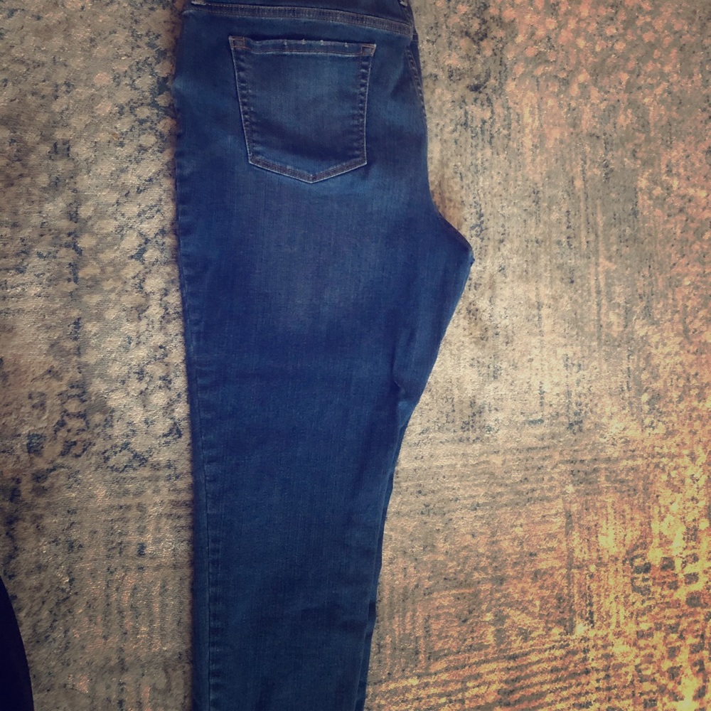 Lot of maternity pants/crops